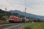 1016 025 und eine weitere Taurus mit einem Gterzug in die Richtung Wrgl bei Brixen im Thale am 24-7-2013.