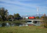 1016 039 mit einem Gterzug am 24.10.2013 auf der Isarbrcke bei Plattling.