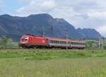 1016 041 mit zwei IC-Wagen am 23.05.2008 bei Wörgl.