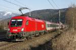 Im bestem Sonnenlicht präsentiert sich die blitzsaubere 1016 038 mit IC610 am 10.03.2014 bei Oberaich dem Fotografen.