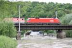 1016 035-8 als Vorspann der 1144 072-6 am 17.Mai 2014 vor einem Gterzug auf der Brcke ber den Mrzbogen bei Kapfenberg.