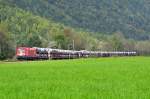 Die 1016 030 der ÖBB vor einem Autozug mit VW-Neuwagen bei Oberaudorf im Inntal am 30.09.14 