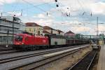 Durchfahrt am 24.06.2014 von ÖBB 1016 021 mit einem kurzen H-Wagen Zug in Regensburg Hbf gen Norden.