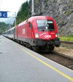 1016 007  Sonny Boy  mit IC 860  St. Anton am Arlberg  (Wien Westbahnhof - Bregenz) am 26.7.2014 beim Halt in Imst-Pitztal. 