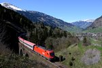 Das Schlossbach-Viadukt zwischen Bad Hofgastein und Anger ist einer der Stellen, an denen sich die Tauernbahn ihren alten Charme behalten hat und sich noch nicht zur zweigleisigen Hochleistungsstrecke gewandelt hat. Entsprechend gemächlich passiert am 24. April 2013 die 1016.018 mit dem EC 113 den Fotostandpunkt.