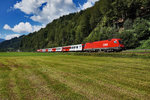 1016 018-4 und 1144 225-0 am Zugschluss, sind mit einem nicht im Fahrplan vermerkten Zug von Schwarzach-St. Veit nach Salzburg Hbf, nahe Mitterberghütten unterwegs. Insgesamt war diese Garnitur an dem Tag zwei mal unterwegs.
Aufgenommen am 7.8.2016.