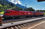 1016 019-0 und 1116 107-4 stehen mit einem Güterzug in Richtung Tauern, im Bahnhof Schwarzach-St.