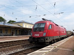 Rückblick Richtung Süden im Bahnhof Straubing , wo 1016 045 am Ende eines Güterzuges als Wagenlok hinten dran hängt.