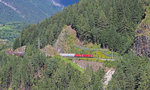 1016 035-8 und 1116 184-3 fahren am 05.09.2016 mit einem Kolhezug von Landeck-Zams kommend die Ostrampe der Arlbergbahn hinauf, am Zugende schiebt die 1116 095-1 nach.
