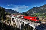 1016 018-4 überquert mit dem EC 113 (Frankfurt (Main) Hbf - Klagenfurt Hbf/ - Zagreb Glavni kol.), die neue Angerschluchtbrücke.
Aufgenommen am 25.9.2016.