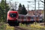 1016 008 mit Rex 5919 bei der Einfahrt in den blhenden Bahnhof Wels am 14.April 2007. Der Unkrautvertilgungszug wird wohl auch bald wieder unterwegs sein!