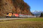 Am 20. Dezember 2015 gab sich die 1016.048 vor dem IC 542 zwischen Salzburg und Innsbruck die Ehre. Dieser Zug nimmt den längeren Weg über die Giselabahn und konnte bei Mitterberghütten aufgenommen werden. Die Natur im Salzburger Land zeigte sich am vierten Advent immer noch spätherbstlich.