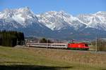 Nur am Wochenende verkehrt der IC 747 von Innsbruck HBF nach Wien HBF. Dabei nimmt er den innerösterreichischen Weg über die Giselabahn. Am 20. März 2016 konnte ich diesen Zug, geführt von der gut gepflegten 1016.031, bei Gerling im Pinzgau vor der beeindruckenden Kulisse des Steinernen Meeres aufnehmen.