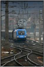 Werbe Taurus 1016 023 Kyoto fhrt mit einem Gterzug in den Bahnhof Knittelfeld ein.