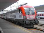 Die Werbe-Lok der Wiener Stdtischen Versicherung (1016 047-1) wartet am 24.3.2008 auf dem Wiener Westbahnhof vor einem Regionalzug auf die Abfahrt.