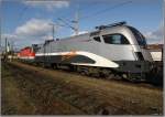 Taurus 1016 034 mit dem railjet Vordesign  Spirit of Salzburg  steht im Bahnhof Knittelfeld.
17.09.2008