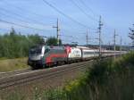 Ein Werbetaurus-Tandem, 1016 035 in (meiner Meinung nach der schnsten) Railjet-Versuchslackierung, und 1016 047 mit Beklebung fr die Wiener Stdtische Versicherung, bespannte im Sommer 08 den OEC 162  Transalpin , wegen Arlbergbahnsperre mit einer rein sterreichischen Garnitur, aufgenommen in Breitenschtzing (O). [14.08.08, 11:41] Danke!