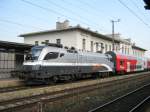 BB 1016 034-9  Spirit of Salzburg  mit Regionalexpress beim Halt in Wien Htteldorf. 08.04.2009.