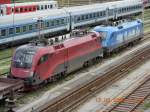 Der namenlose Serienrailjet 1116 216-1 zusammen mit der Kyoto-Lok 1016 023-2 auf Warteposition in der Traktion Wien West; Aufnahme vom 13.8.2009.