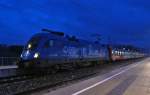 Der blaue Ochse zur blauen Stunde:  1016 023 stoppt mit dem R 3968  am 04.12.2009 in Nussbach.