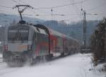 Schne Schneeverwehungen verursachte ein REX nach Wien West, geschoben von 1016 035, bei der Ausfahrt aus Tullnerbach-Pressbaum am 12.2.2010.
