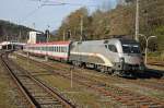 1016 034 mit Railjetversuchslakierung verlt am 15.11.2009 mit D255 den Bahnhof von Bruck/Mur.