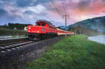 1020 018-6 der EBFL fährt mit dem SR 17157 (Villach Hbf - Lienz) aus der Haltestelle Berg im Drautal aus.