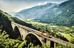 1020 018-6 überquert mit einem SR (Lienz - Spittal-Millstättersee - Schwarzach-St. Veit - Innsbruck Hbf), die Falkenstein-Brücke, nahe der Haltestelle Oberfalkenstein..
Aufgenommen am 31.5.2018.