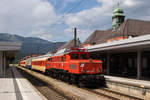 Bahnhof Garmisch-Partenkirchen am 31. Mai 2018. Der Sonderzug aus Österreich streift Deutschland mal ganz kurz. Zu sehen ist die Starlok aus Lienz, alias 1020 018-6. Am Zugschluss ist das 2. Krokodil 1020 042-6 zu sehn. Für den Fotografen dieses Bildes war es ein sehr schöner Tag und ein großartiger Moment, als die zwei alten Damen die Bühne betraten ;-) 