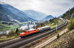 Heute gab es wieder einmal eine Sonderfahrt mit dem 4042.01 der NBiK - Nostalgiebahnen in Kärnten.
Die Reise ging dieses Mal von St. Veit a. d. Glan aus, via Tauernbahn, nach Salzburg Hbf und retour.
Im Abschnitt von Spittal-Millstättersee - Schwarzach-St. Veit bekam der Triebwagen Unterstützung durch die EBFL 1020 018-6, was dann auch trotz des schlechten Wetters, ein schönes und nicht so alltägliches Bild ergab.
Hier zu sehen ist da besondere Gespann auf der Rückfahrt, bei Mühldorf.
Aufgenommen am 13.4.2019.