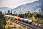 Heute gab es wieder einmal eine Sonderfahrt mit dem 4042.01 der NBiK - Nostalgiebahnen in Kärnten.
Die Reise ging dieses Mal von St. Veit a. d. Glan aus, via Tauernbahn, nach Salzburg Hbf und retour.
Im Abschnitt von Spittal-Millstättersee - Schwarzach-St. Veit bekam der Triebwagen Unterstützung durch die EBFL 1020 018-6, was dann auch trotz des schlechten Wetters, ein schönes und nicht so alltägliches Bild ergab.
Hier ein Nachschuss des Zuges auf der Rückfahrt nach St. Veit a. d. Glan, bei Mühldorf.
Aufgenommen am 13.4.2019.