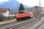 Am 1.3.2015 fährt die 1020 018 der Eisenbahnfreunde Lienz mit 3  Schlieren -Wagen (50 18 82-35 429-2 BDpoz, 80 81 97-32 958-0 Ap, 50 81 29-35 139-3 Bp) von Ebenfurth nach Lienz hier bei der
