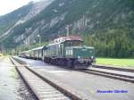 1020.44 steht am 24.07.2007 mit dem Nostalgiezug „Kaiser Max“ im Bahnhof Scharnitz.