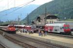 BB 1020 und Railjet bei der   groen Fahrzeugparade   am 5.7.09 anllich 100 Jahre Tauernbahn in Mallnitz. Rechts auen ist der Autoberstellzug zu erkennen.  5.7.09
