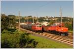 Ein neues Wort wurde anlsslich der Fotofahrten am 9.8.2010 geboren. PLANSTROM. An diesem Tag kamen die Freunde von historischen E-Loks voll auf ihre Rechnung, wurden doch die Kohlestaubzge der Voest auf der Summerauer Bahn zwischen Linz und Summerau mit GEG 1020.37 bespannt. Zustzlich war an dem Tag auch noch GEG 1141.21 mit sieben zweiachsigen Personenwagen auf der Strecke unterwegs. Die Aufnahme entstand ziemlich am Ende des Tages in St. Georgen an der Gusen. 1141.21 wurde mit ihrem Fotozug SLP 19843 von Summerau nach Linz fotogen neben 1020.37 und ihrem 2000 Tonnen schweren 95699, welcher ebenfalls von Summerau nach Linz unterwegs war und als Ersatz fr den Logservzug 47541 verkehrte, platziert.
