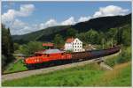 Eine der Paradestellen an der Summerauer Bahn ist sicherlich die Fotostelle bei der Ledermhle kurz nach Kefermarkt (von Norden kommend). 1020.37 mit ihrem 2000 Tonnen schweren 95697 (Ersatzleistung fr 47537) am 9.8.2010 von Summerau auf dem Weg nach Linz Stahlwerke.
