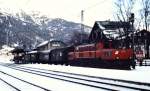 Der Personenzug nach Bludenz ist Ende der 1970er Jahre mit Plattformwagen und 1020.39 in St. Anton am Arlberg bereitgestellt worden.