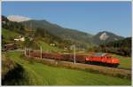 Der von Linz ber Salzburg und den Tauern nach Koper verkehrenden Erzleerzug 48407 wurde am 4.10.2010 ber den Phyrn und das Ennstal umgeleitet und verkehrte von Linz Stahlwerke bis Bischofshofen mit 1020.37 der GEG als 90407. Die Aufnahme zeigt den Zug zwischen Mandling und Radstadt im Ennstal.