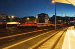 1020 018-6 wartet mit unserem Sonderzug auf einem Gütergleis im Salzburger Hbf.