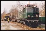 1040 01 stellt am 14.03.2001 am Freiladegleis in Kindberg einen Rungenwagen bei. Im Hintergrund wartet schon der Holz-LKW für die Beladung.