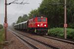 Die 1040.13 bringen an einem verregneten Sonntag Abend den Nostalgiezug Leiser Berge nach Wien Nord.