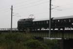 1040.01 am 24.August 2013 mit dem Dampfsonderzug SR 17454 (Heiligenstadt - Sigmundsherberg) auf der Hangbrcke bei Limberg-Maissau.