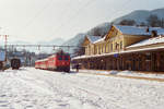 Am 31. Januar 1993 steht Lok 1041 019-9 mit einem kurzen Personenzug bei prächtigem Winterwetter im Bahnhof von Bad Ischl. Trotz langen Wartens - Sissy kam mit ihrem Kaiser nicht vorbei.