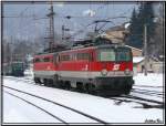 Zwei E-Loks 1142 nach Vorspann ber den Semmering.Im Hintergrund steht die 1041.15 mit einem Nostalgiesonderzug  Mrzzuschlag 5.1.2008