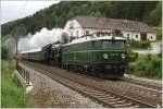 Vorbei am Edlachhof ziehen 1041 015 & 33 132 den Sonderzug R 14552 von Mrzzuschlag nach Wien Heiligenstadt.
Spital am Semmering  28.5.2011