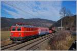 Die 1041.202 von RPS (Rail Professionals Sttz) berstellt den Dampfkran 9766 042  als SGAG 93046 von Sigmundsherberg nach Lienz.  
Preg 30.12.2012