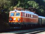 1041 202-1 war am 09.09.2006 mit dem Sonderzug   3-Flsse-Reise    von Selzthal ber Traun nach Passau unterwegs.Das Bild entstand am Bahnhof Kremsmnster wo der Zug eine Kreuzung mit einem