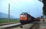 Im August 1980 fährt 1041.05 mit einem Regionalzug im Bahnhof Haus im Ennstal ein.