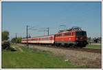 Eine wirklich schne Kombination: 1042 007 mit einer reinen Schlierengarnitur als R 7161 von Krems nach Wien FJB am 16.4.2007 kurz nach Muckendorf.