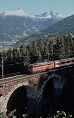 Mit einem Regionalzug fährt eine unbekannte 1042 im Sommer 1983 die Tauernbahn-Nordrampe bei Bad Hofgastein hinunter